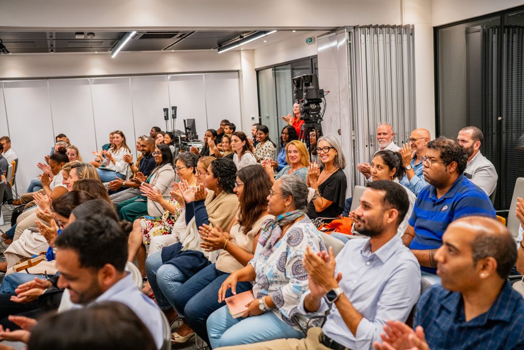 Public applaudissant pendant la conférence